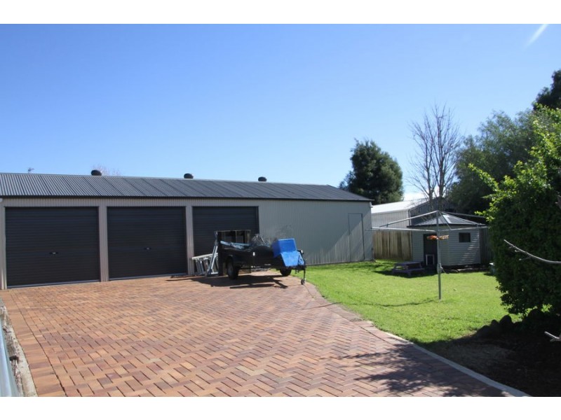 9 Hillside St All Offers Considered, Newtown QLD 4350