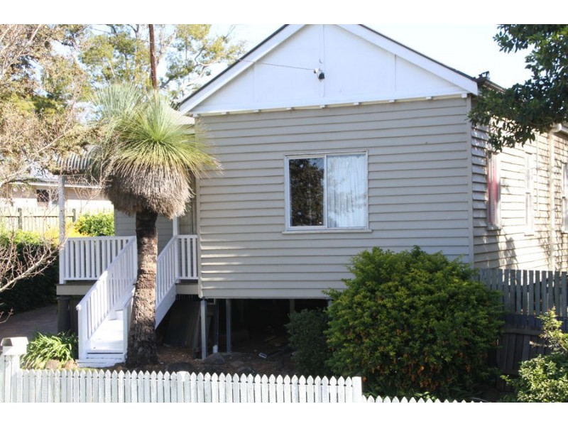 9 Hillside St All Offers Considered, Newtown QLD 4350