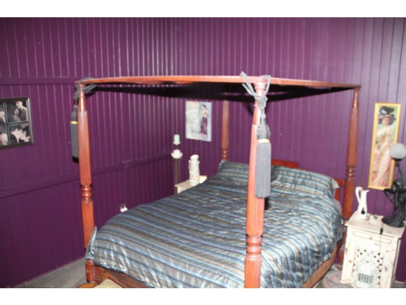 9 Hillside St All Offers Considered, Newtown QLD 4350