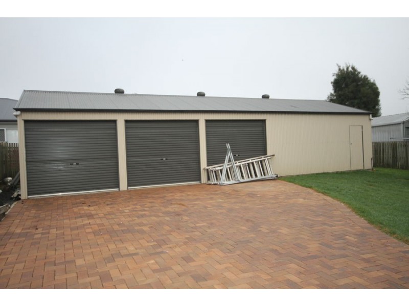 9 Hillside St All Offers Considered, Newtown QLD 4350