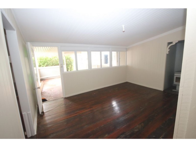 9 Hillside St All Offers Considered, Newtown QLD 4350