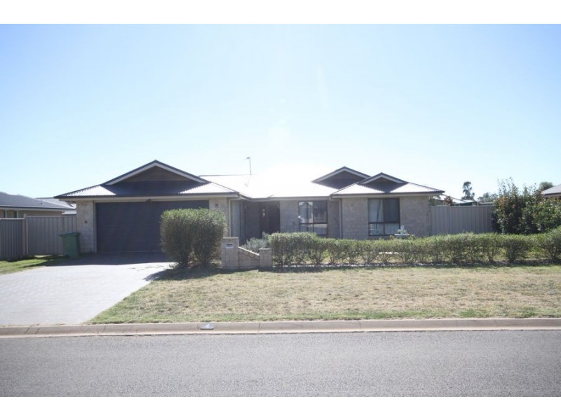 4 Debbie Crt, Oakey QLD 4401
