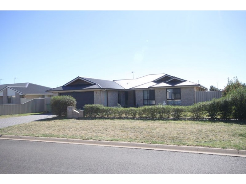 4 Debbie Crt, Oakey QLD 4401