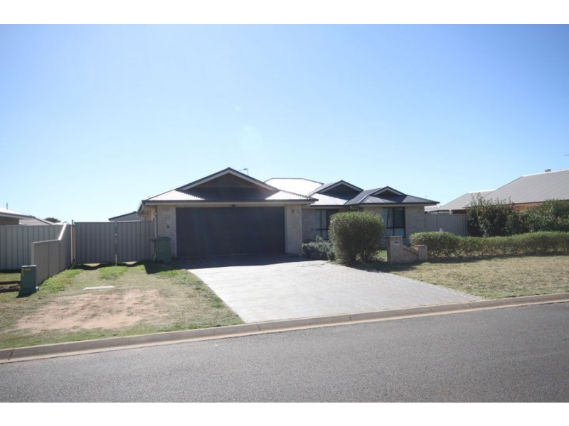 4 Debbie Crt, Oakey QLD 4401