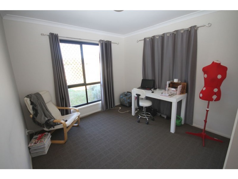 4 Debbie Crt, Oakey QLD 4401