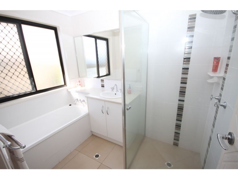 4 Debbie Crt, Oakey QLD 4401