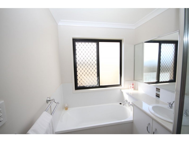 4 Debbie Crt, Oakey QLD 4401