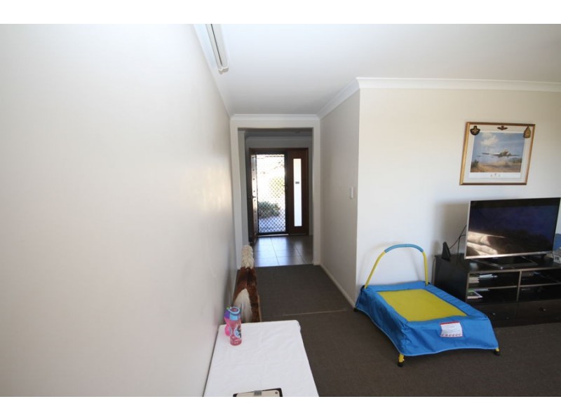 4 Debbie Crt, Oakey QLD 4401