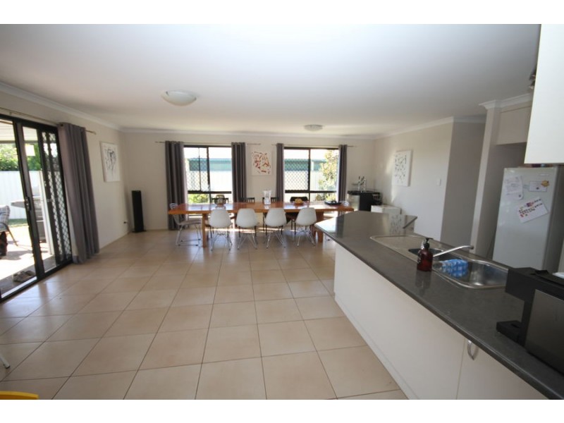 4 Debbie Crt, Oakey QLD 4401