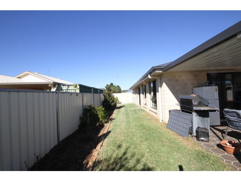 4 Debbie Crt, Oakey QLD 4401