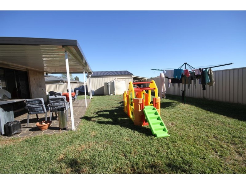 4 Debbie Crt, Oakey QLD 4401