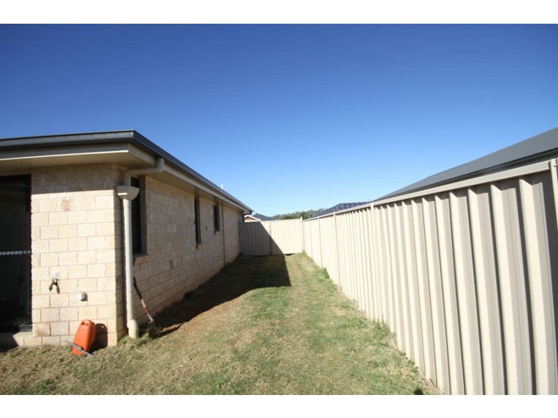 4 Debbie Crt, Oakey QLD 4401