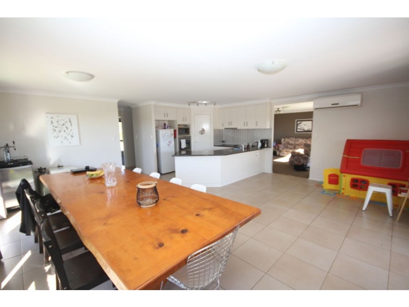 4 Debbie Crt, Oakey QLD 4401