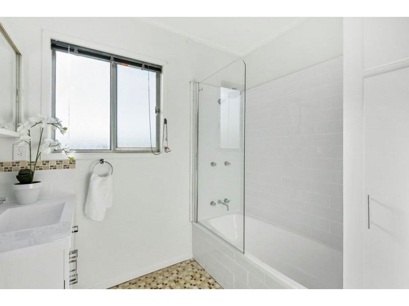 8 Nolan St, Crows Nest QLD 4355