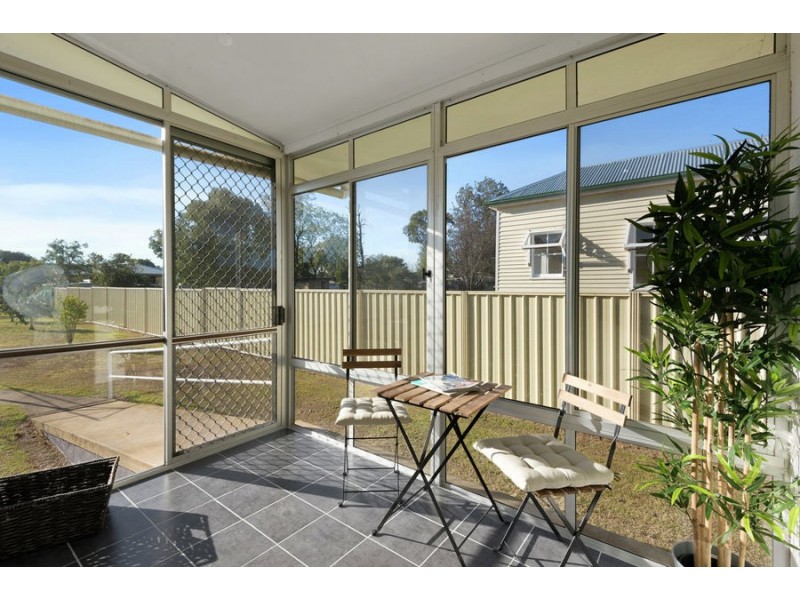 8 Nolan St, Crows Nest QLD 4355
