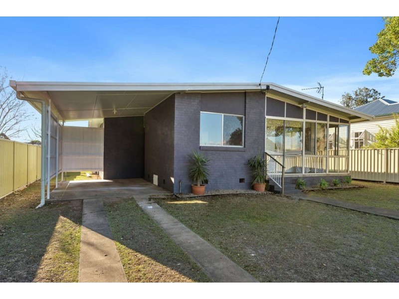 8 Nolan St, Crows Nest QLD 4355