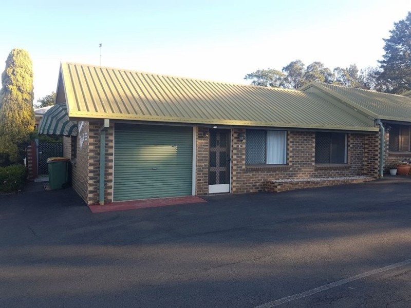 4/7 Stradbroke Street, Rockville QLD 4350