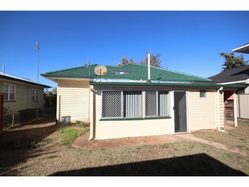 325 James Street, Newtown QLD 4350