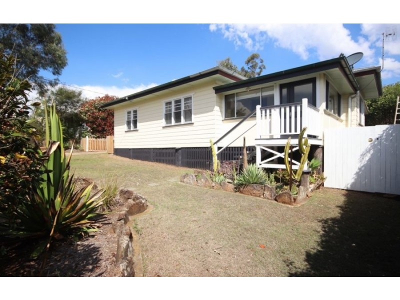 17 Albert Street, Crows Nest QLD 4355
