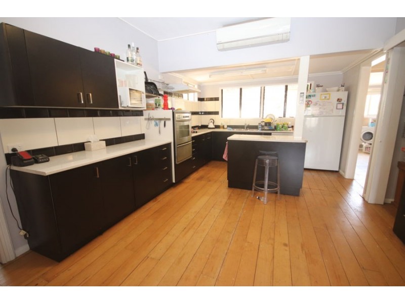 17 Albert Street, Crows Nest QLD 4355