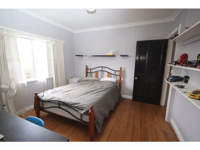 17 Albert Street, Crows Nest QLD 4355