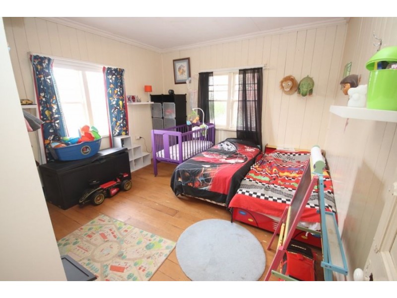 17 Albert Street, Crows Nest QLD 4355