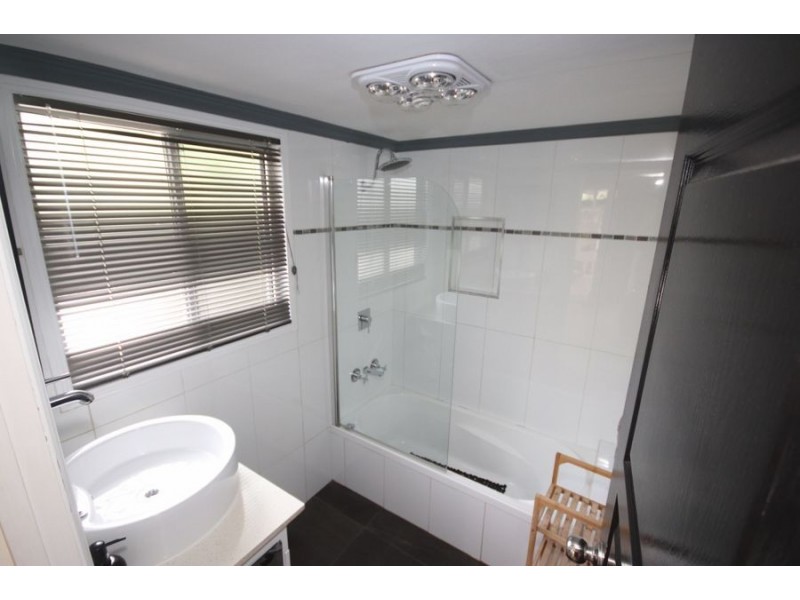 17 Albert Street, Crows Nest QLD 4355