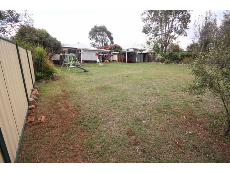 17 Albert Street, Crows Nest QLD 4355