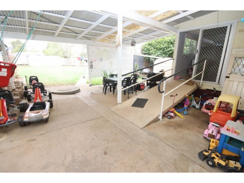 17 Albert Street, Crows Nest QLD 4355