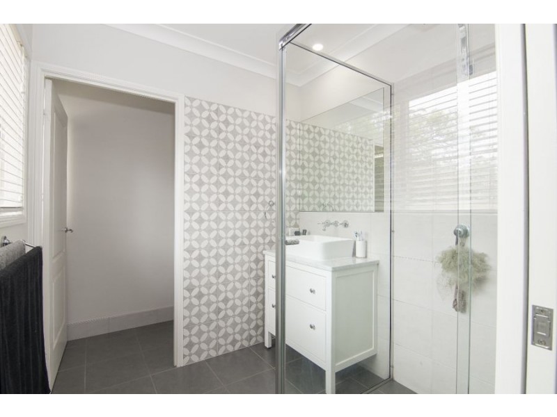 16 Chapman Street, Hampton QLD 4352
