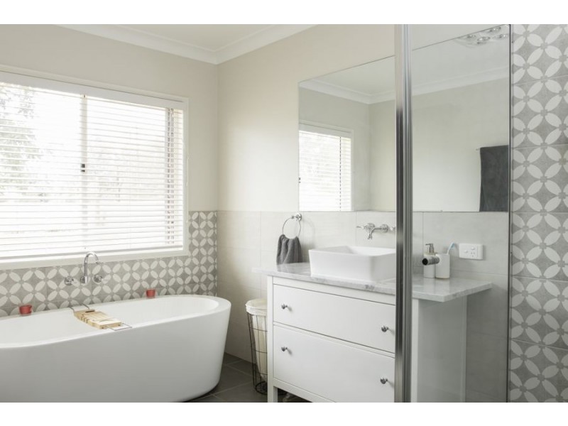 16 Chapman Street, Hampton QLD 4352