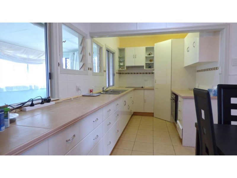 6 Andrews Road, Crows Nest QLD 4355
