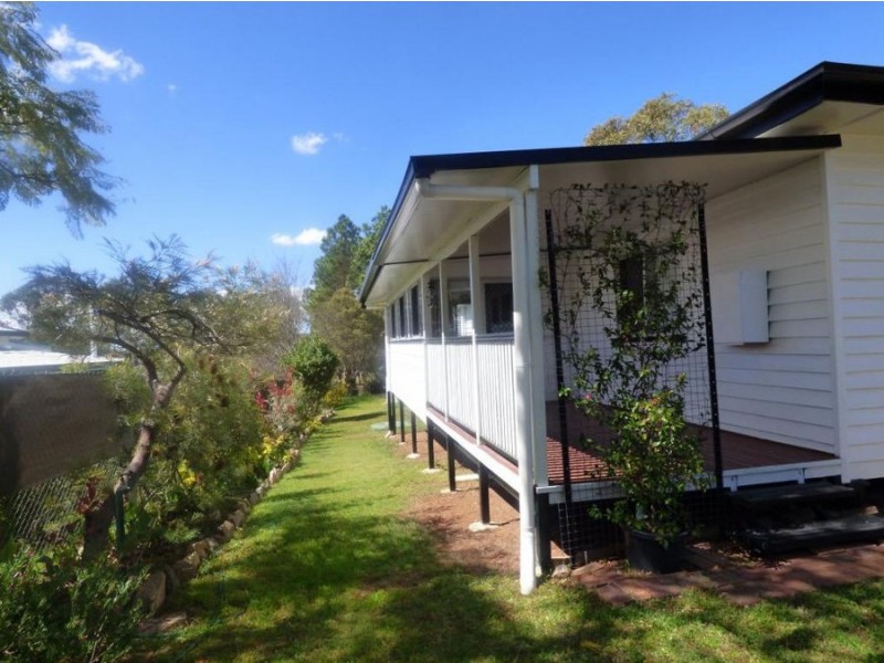 6 Andrews Road, Crows Nest QLD 4355