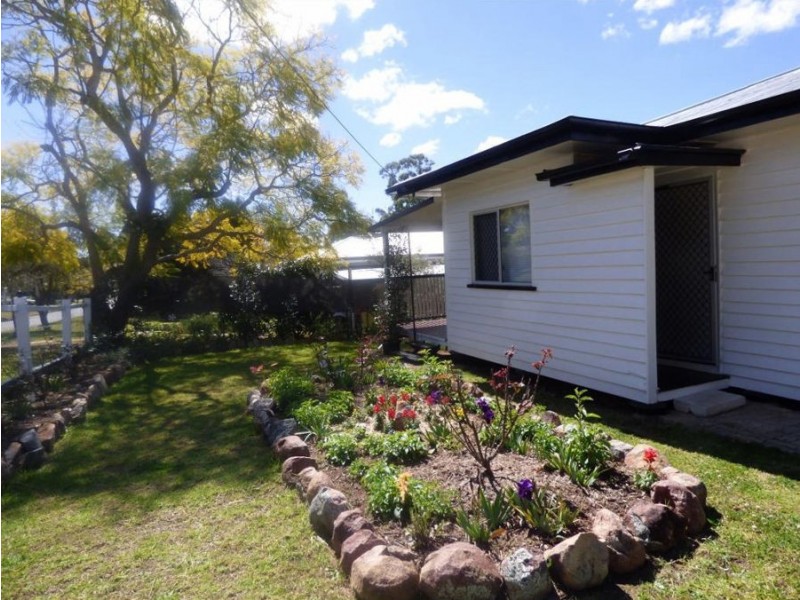 6 Andrews Road, Crows Nest QLD 4355