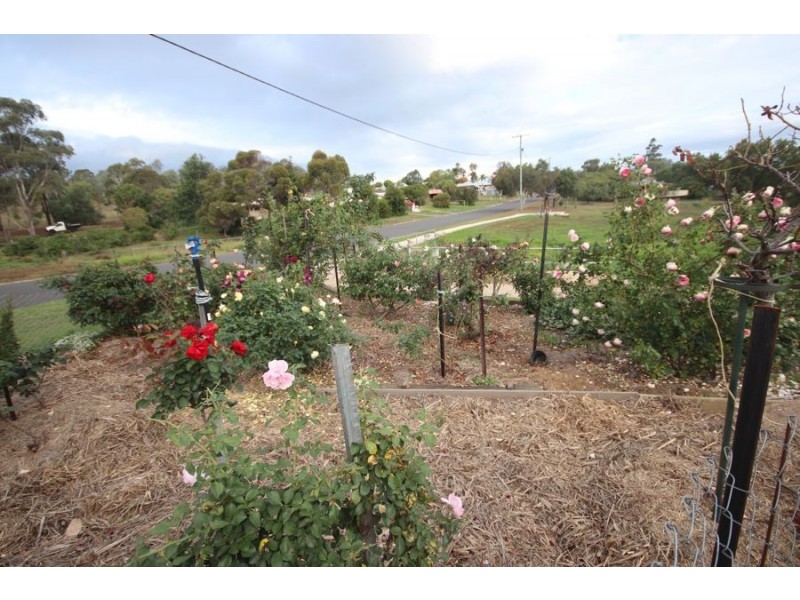 1 Lake Drive, Meringandan QLD 4352