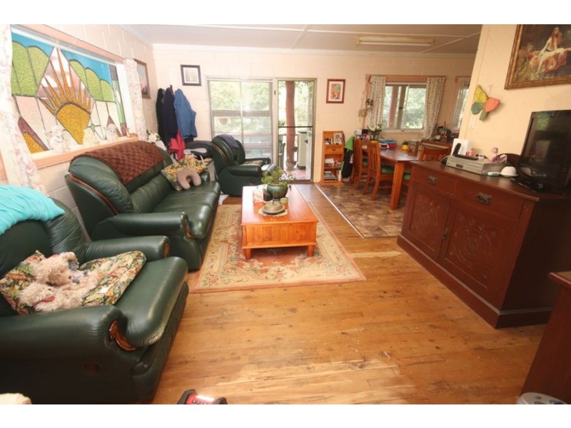 203 Post Office Road, Ravensbourne QLD 4352