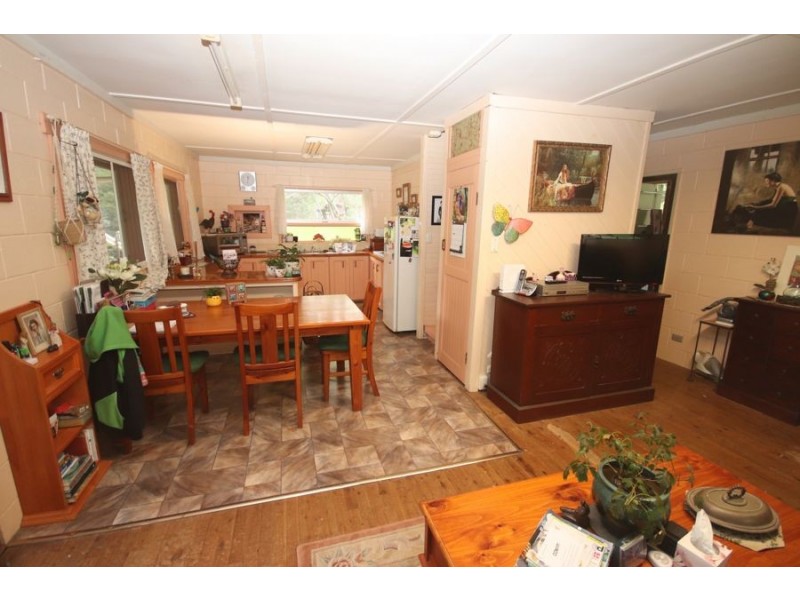 203 Post Office Road, Ravensbourne QLD 4352