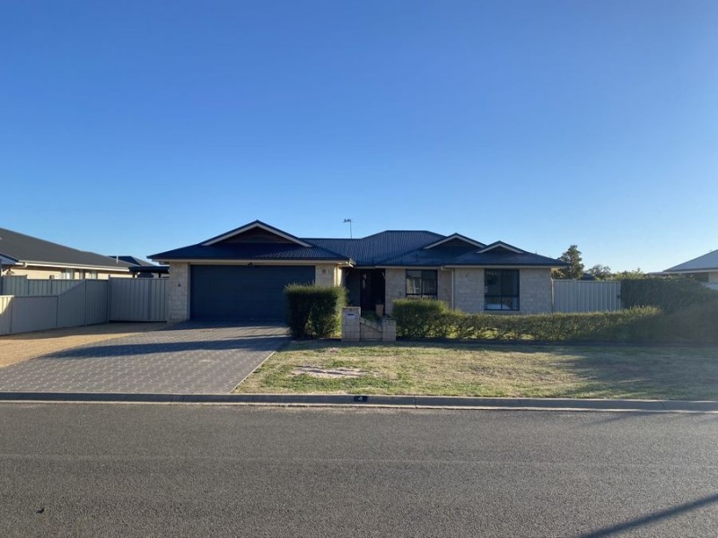 4 Debbie Court, Oakey QLD 4401