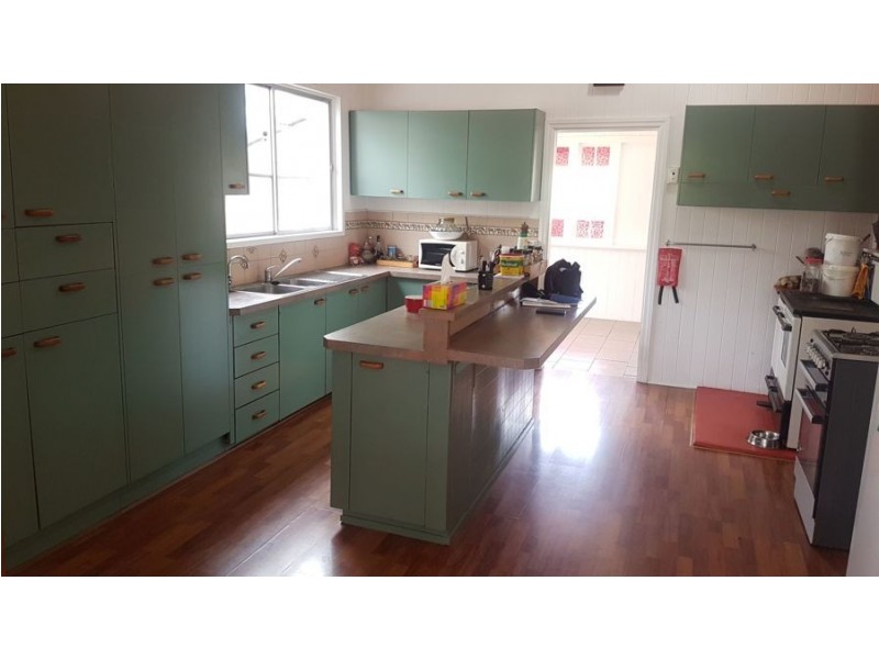 18 Esk Street, Crows Nest QLD 4355