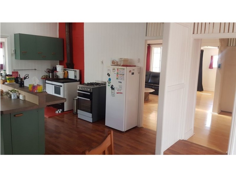 18 Esk Street, Crows Nest QLD 4355