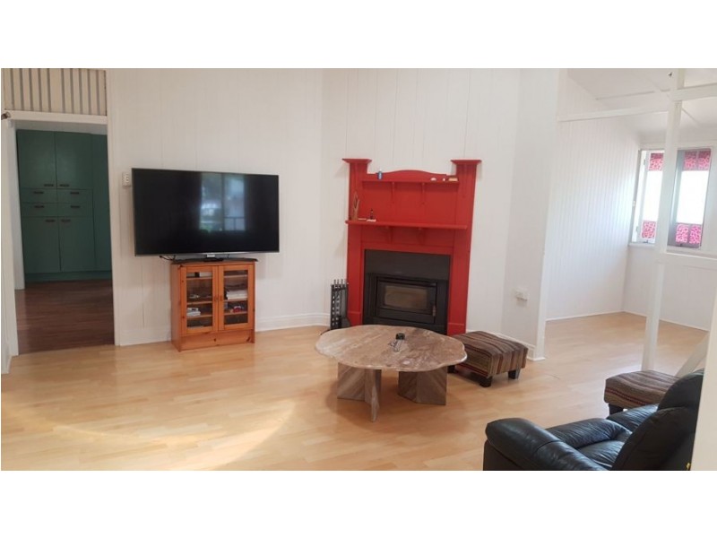 18 Esk Street, Crows Nest QLD 4355