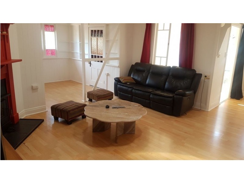 18 Esk Street, Crows Nest QLD 4355