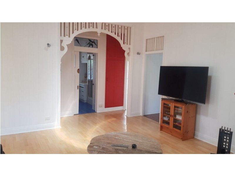 18 Esk Street, Crows Nest QLD 4355