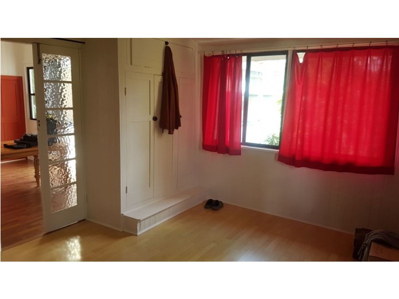 18 Esk Street, Crows Nest QLD 4355