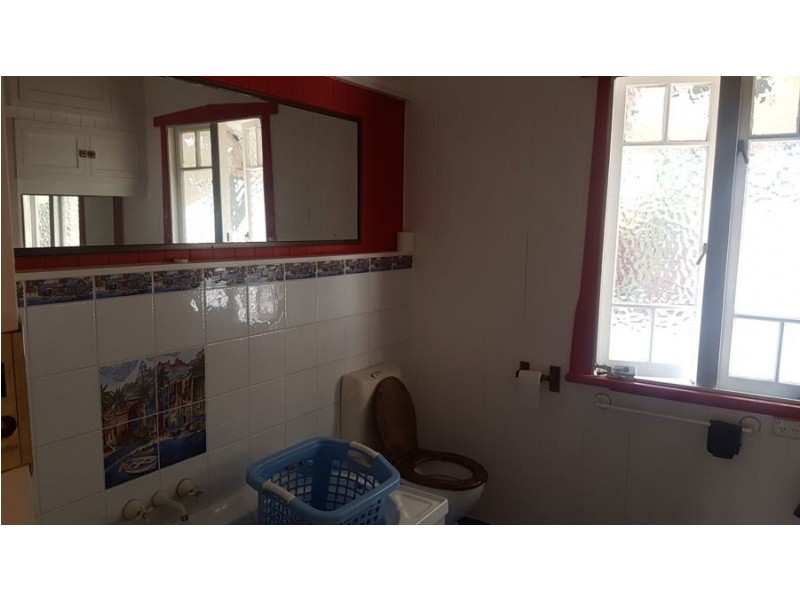 18 Esk Street, Crows Nest QLD 4355