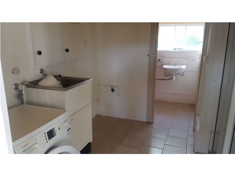 18 Esk Street, Crows Nest QLD 4355