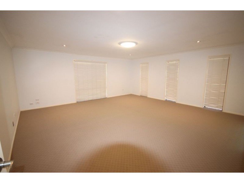 2 Kookaburra Court, Highfields QLD 4352