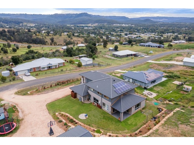 17 Skyline Drive, Withcott QLD 4352