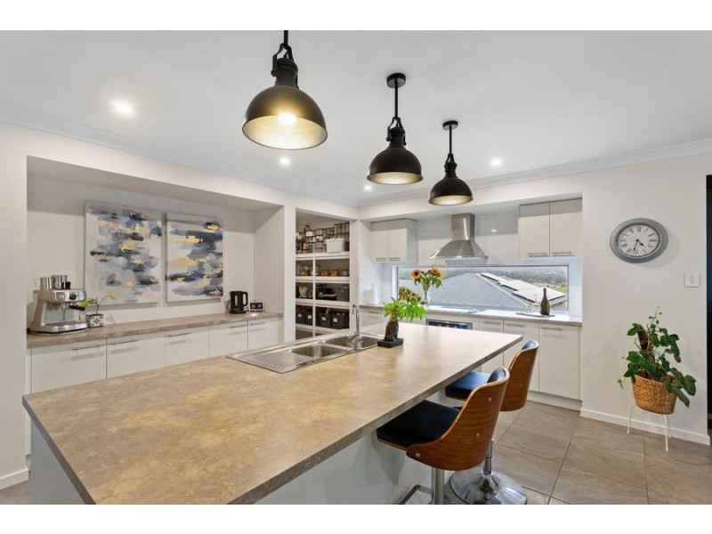 17 Skyline Drive, Withcott QLD 4352