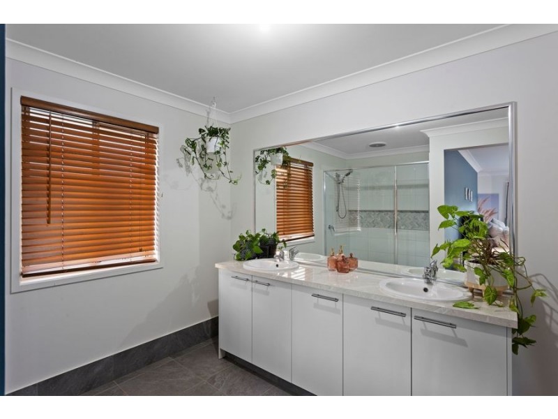 17 Skyline Drive, Withcott QLD 4352